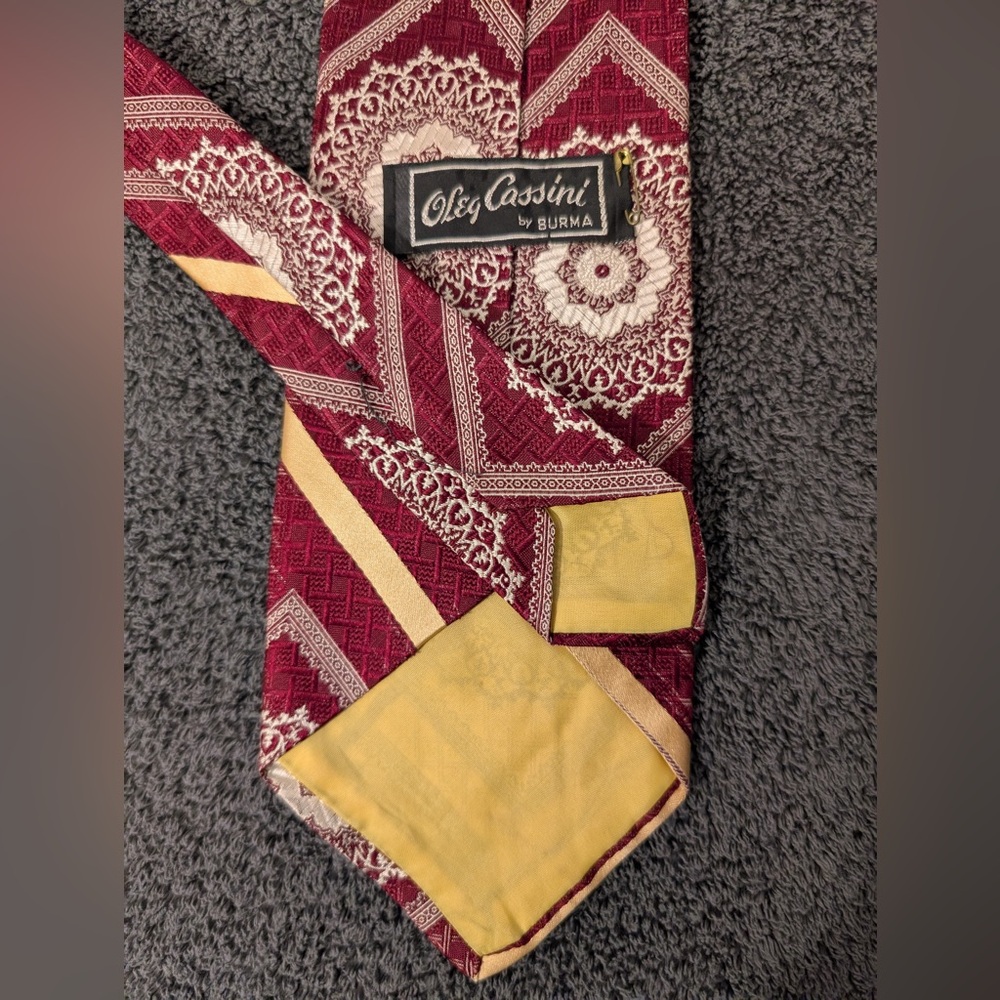 Oleg Cassini Burgundy and Gold Patterned Tie - Picture 3 of 3